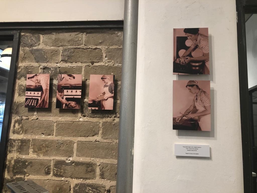 כרזות של חברת החשמל בתערוכה 