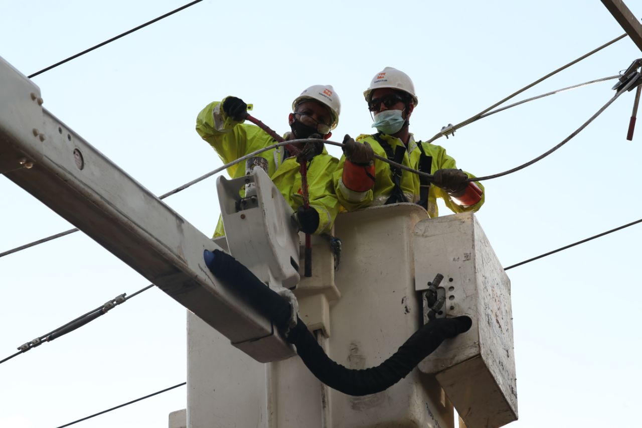 עובדי חברת החשמל בעבודה על קו מתח גבוה