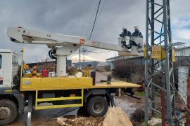 עובדי חברת החשמל במהלך תיקון בשטח
