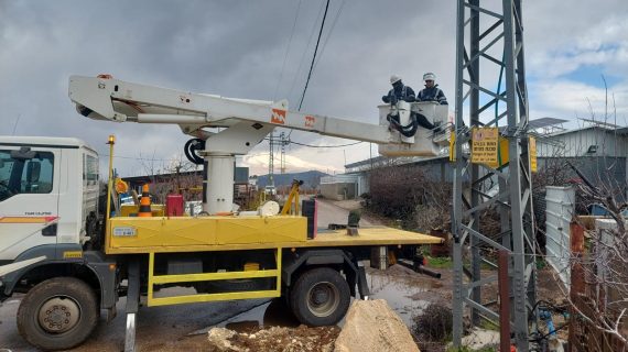 עובדי חברת החשמל במהלך תיקון בשטח