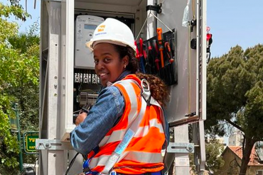 שמחה איימלק, עובדת חברת חשמל, מטפסת על עמוד