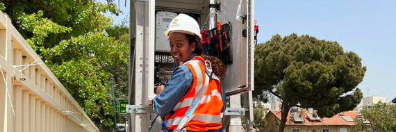 שמחה איימלק, עובדת חברת חשמל, מטפסת על עמוד