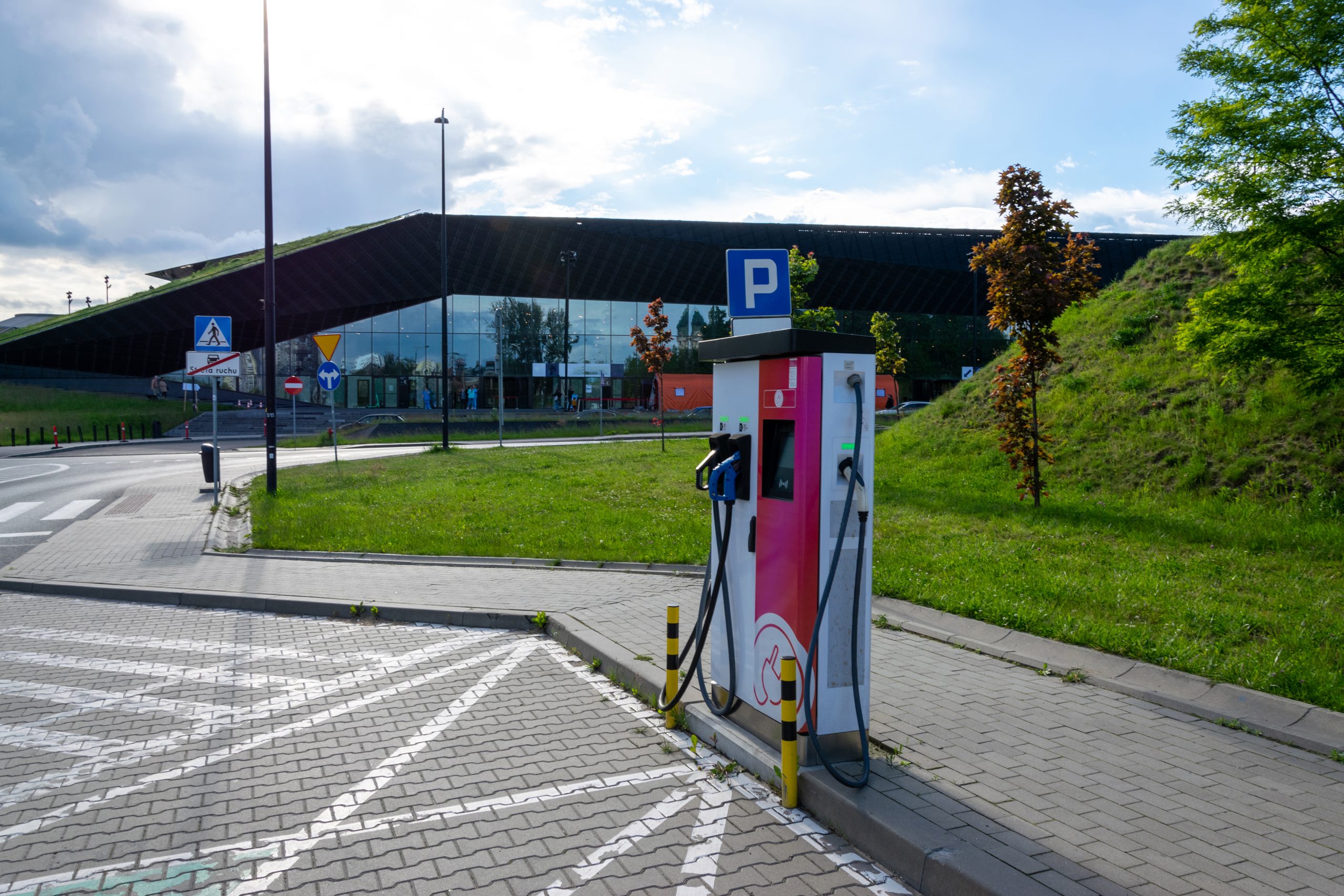 תחנת הדלק של העתיד - חשמלית לחלוטין. צילום: Bigstock, Mvelishchuk