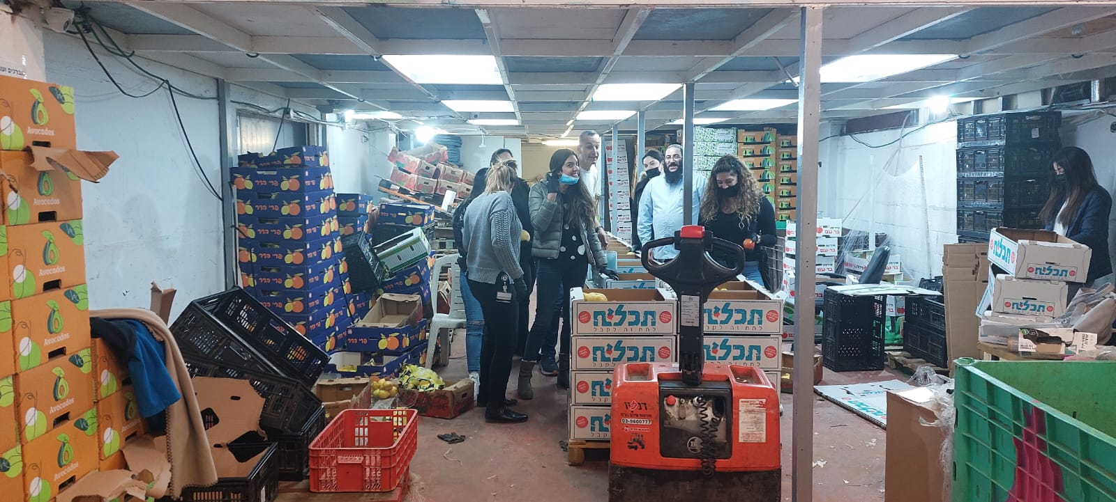 פעילות ההתנדבות של עובדי חברת החשמל מרחב ירושלים בהשתתפות באריזות מזון עבור נזקקים בעמותת תכלית